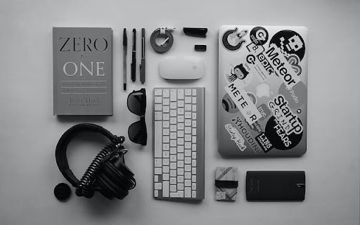 7 Best MacBook Accessories for Travel Enthusiasts